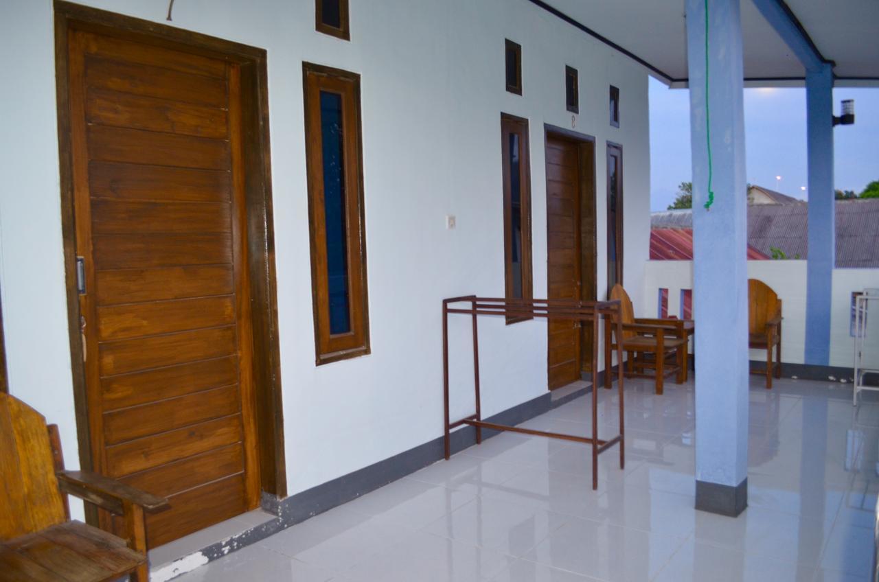 Blue Whale Guesthouse Gili Trawangan Exterior photo
