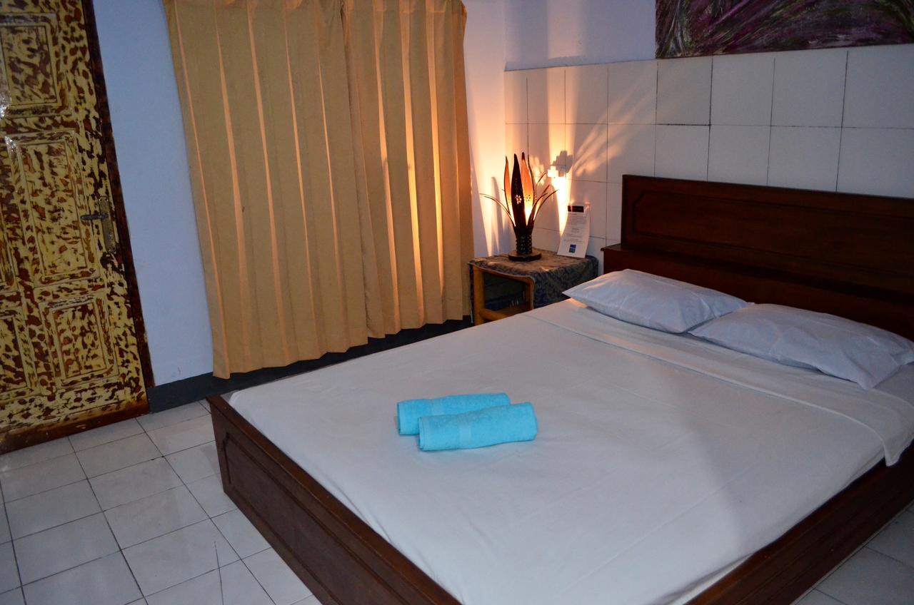Blue Whale Guesthouse Gili Trawangan Exterior photo