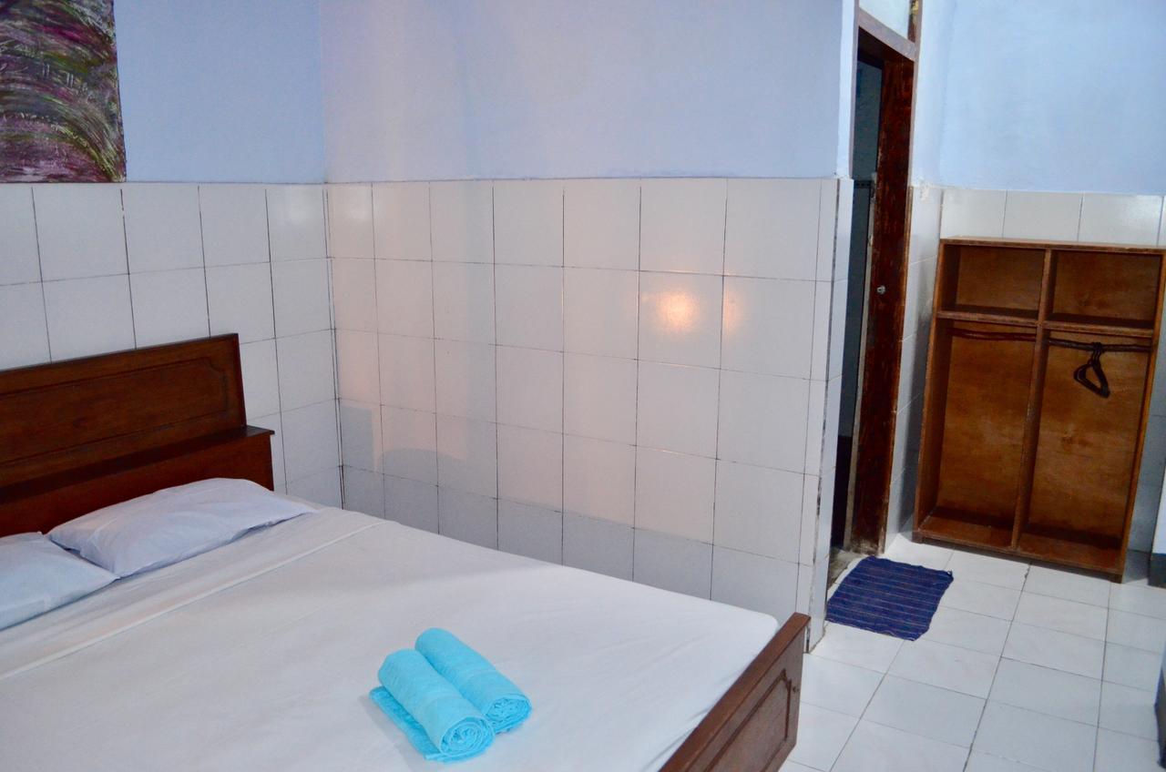Blue Whale Guesthouse Gili Trawangan Exterior photo